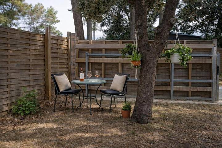 Camping pour 4 personnes, avec piscine et terrasse, animaux acceptés