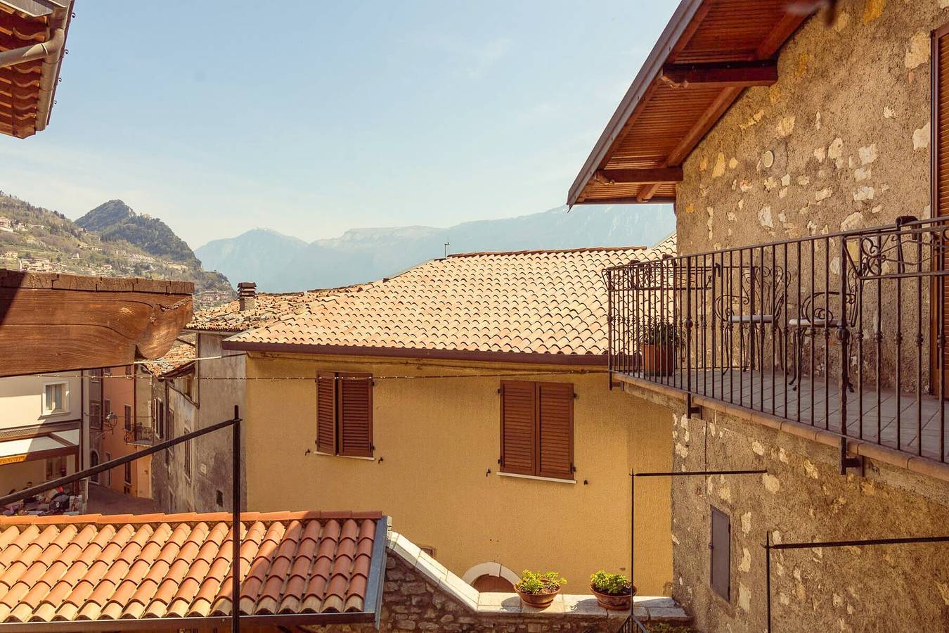 Ganze Wohnung, Ferienwohnung 'Appartamento Noemi' mit Balkon im historischen Zentrum in Tignale, Gardasee-Berge