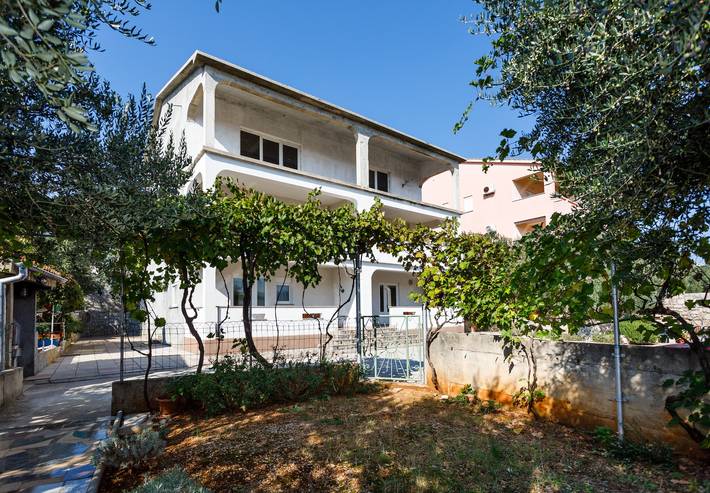 Ganze Wohnung, 1-Zimmer-Ferienwohnung mit Terrasse und Meerblick Kornic, Krk A-5306-a in Krk Stadt, Krk