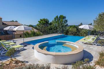 Location de vacances pour 8 personnes, avec jardin et jacuzzi ainsi que piscine et terrasse à Saint-Hilaire-d'Ozilhan