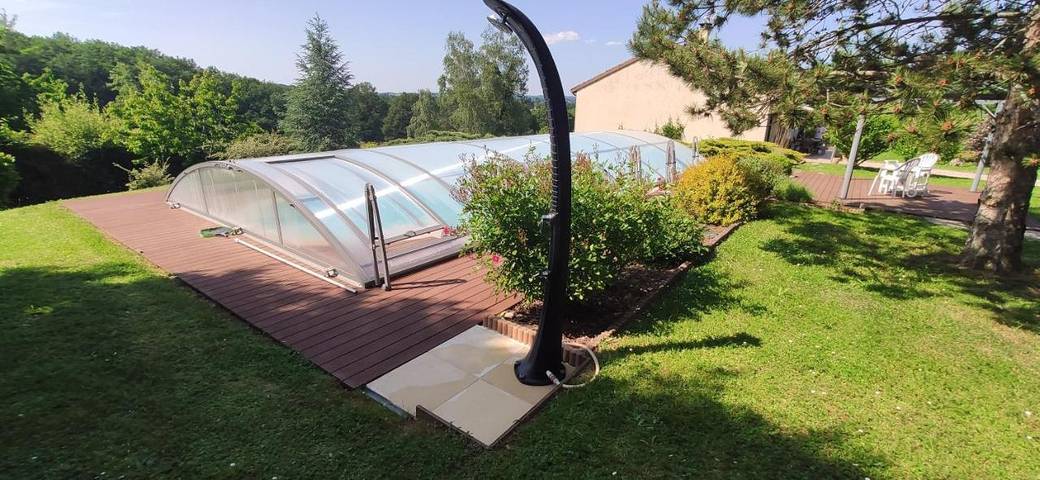 Gîte pour 2 personnes, avec piscine ainsi que jardin et terrasse dans Burgnac