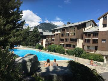 Gîte pour 2 personnes, avec piscine ainsi que terrasse et vue à Bourg-Saint-Maurice