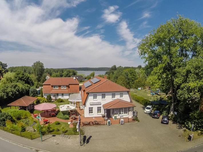 Ferienwohnung für 2 Personen, mit Terrasse und Garten sowie Seeblick