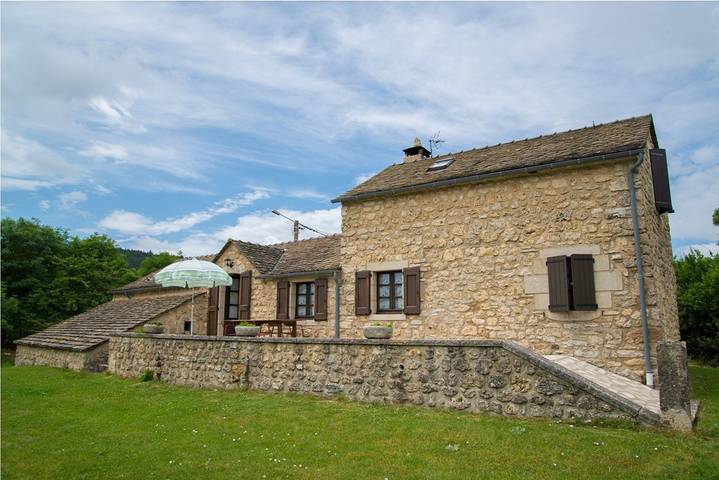 Gîte pour 6 personnes, avec Terrasse ainsi que Jardin et Vue à Mas-Saint-Chély