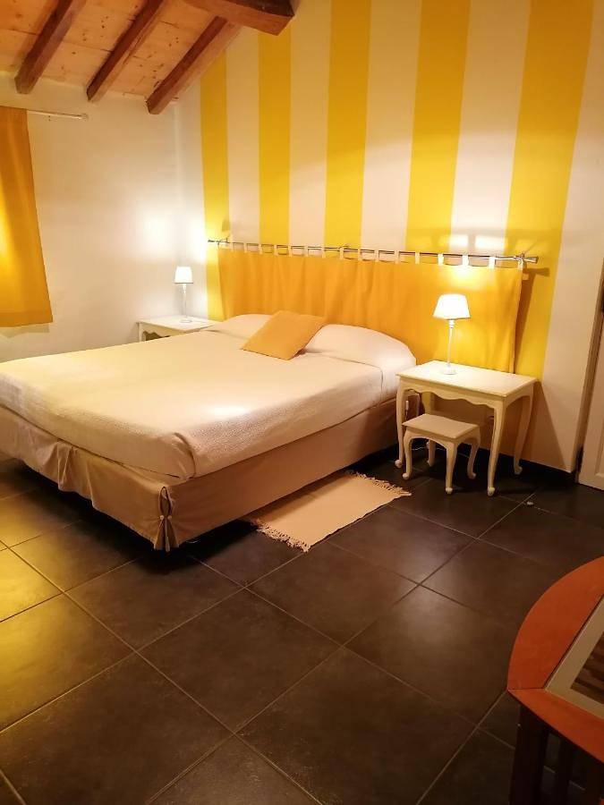 Location de vacances pour 2 personnes, avec vue ainsi que jardin et piscine à Neuilly-le-Réal - 3