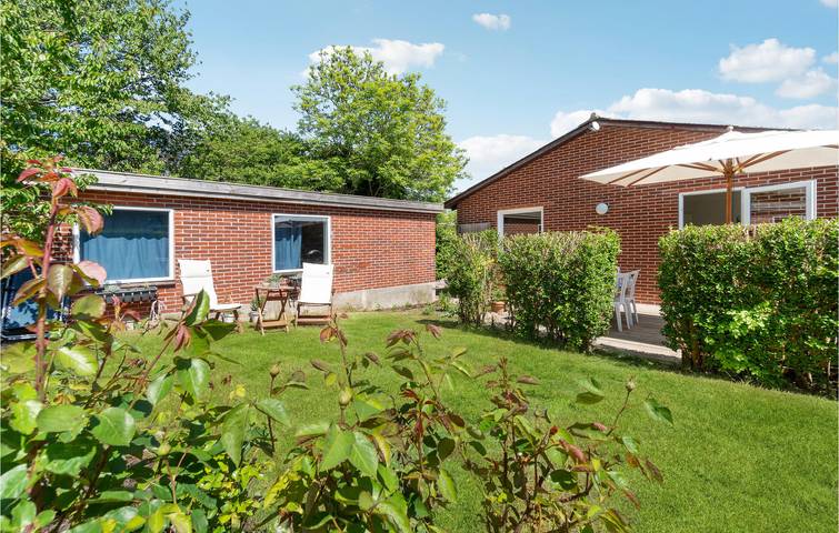Ferieudlejning for 6 personer, med terrasse og have i Svaneke