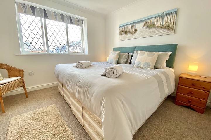 Padstow Holiday Home 2 Bedrooms, wifi, rear decked patio, pets welcome - parking in Padstow, Cornwall