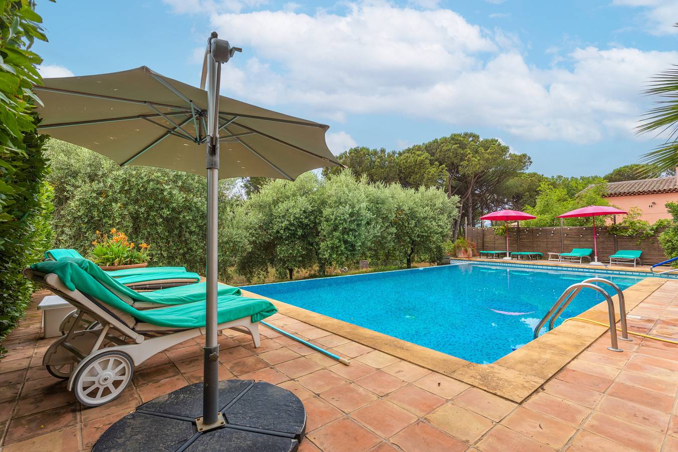 Appartement entier, Appartement Domi avec piscine partagée, terrasse privée et Wi-Fi in Grimaud, Région de Draguignan