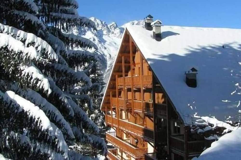 Entire apartment, Ski in Ski Out Luxury Apartment with South West Facing Balcony! in Oz, Écrins National Park