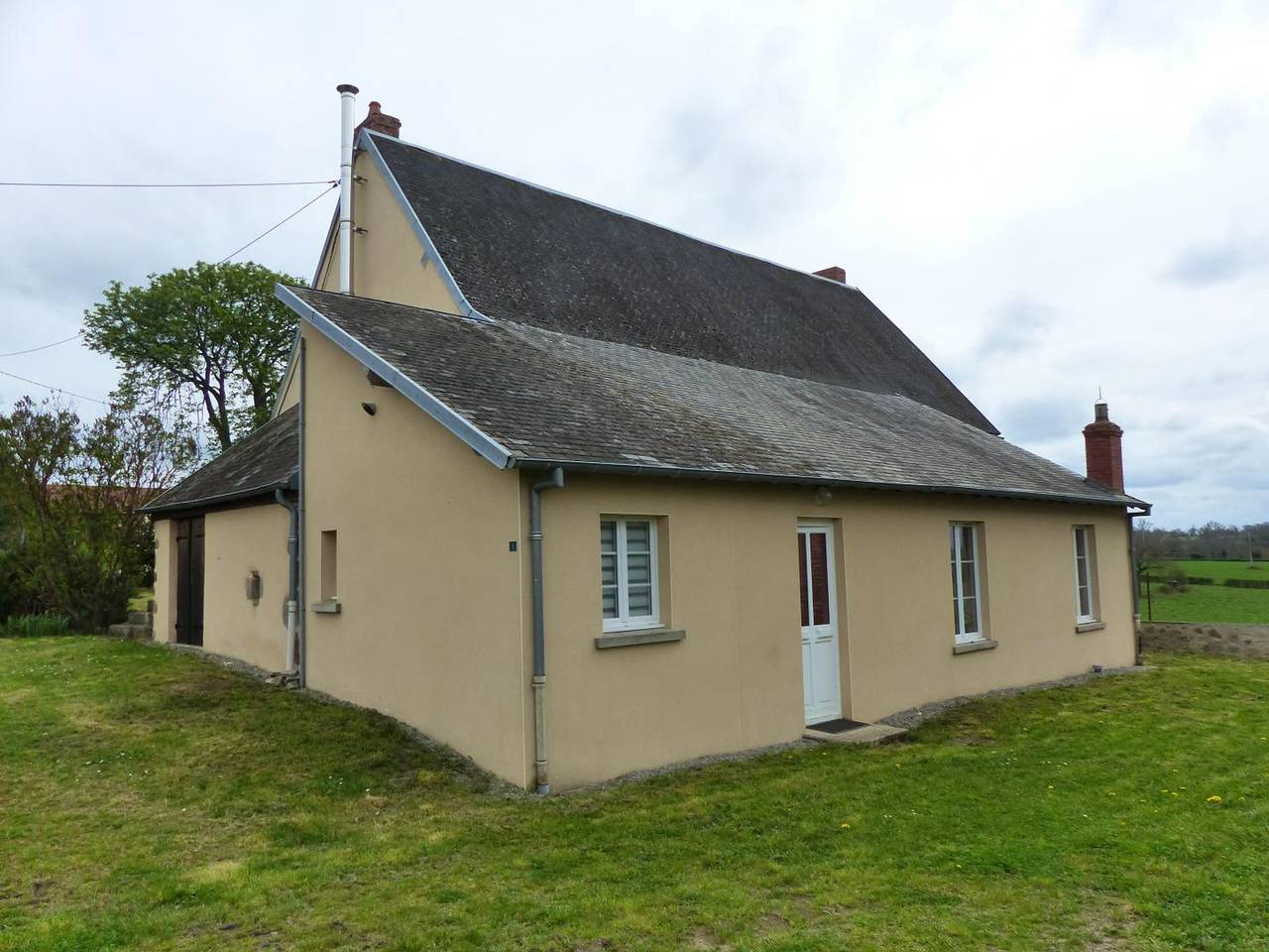 Maison de ferme paisible avec vue sur vallée et terrasse in Mazirat, Région de Montluçon