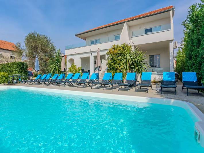 Maison de vacances pour 4 personnes, avec terrasse ainsi que piscine et jardin, animaux acceptés à Ville de Zadar