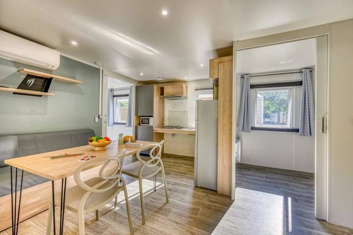 Camping pour 6 personnes, avec terrasse et jacuzzi ainsi que bassin pour enfant et piscine à Parentis-en-Born - 4