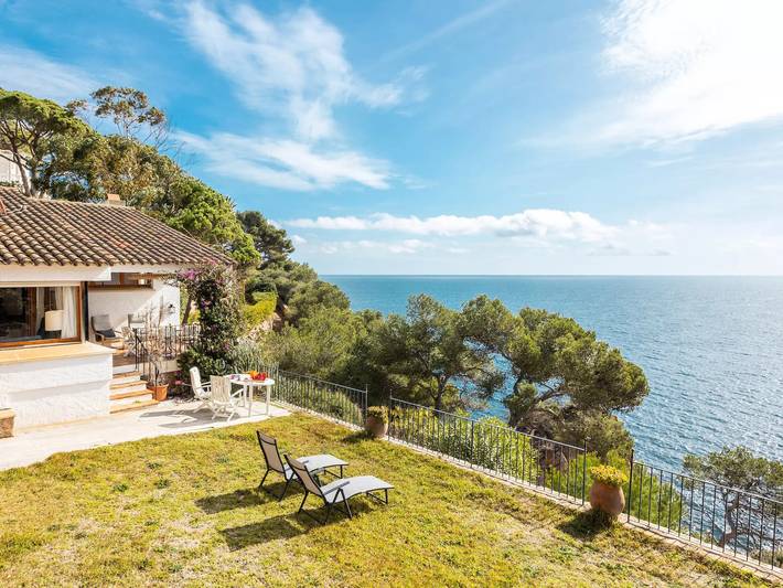 Villa for 11 people, with garden in Tamariu