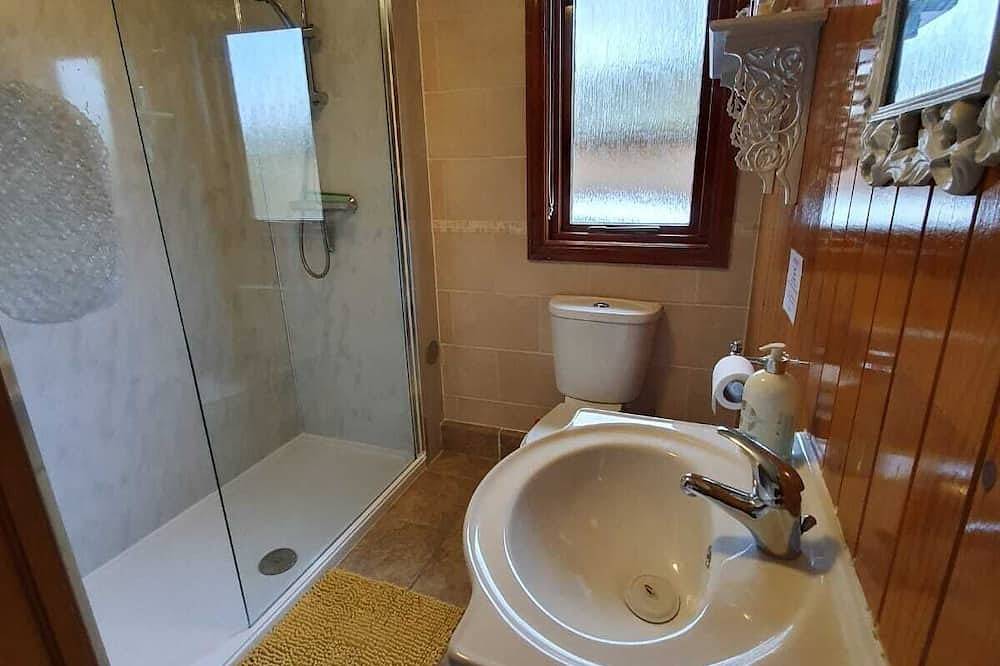 Lakeside Lodge with 6 berth hot tub and private fishing peg in Tattershall, Lincolnshire