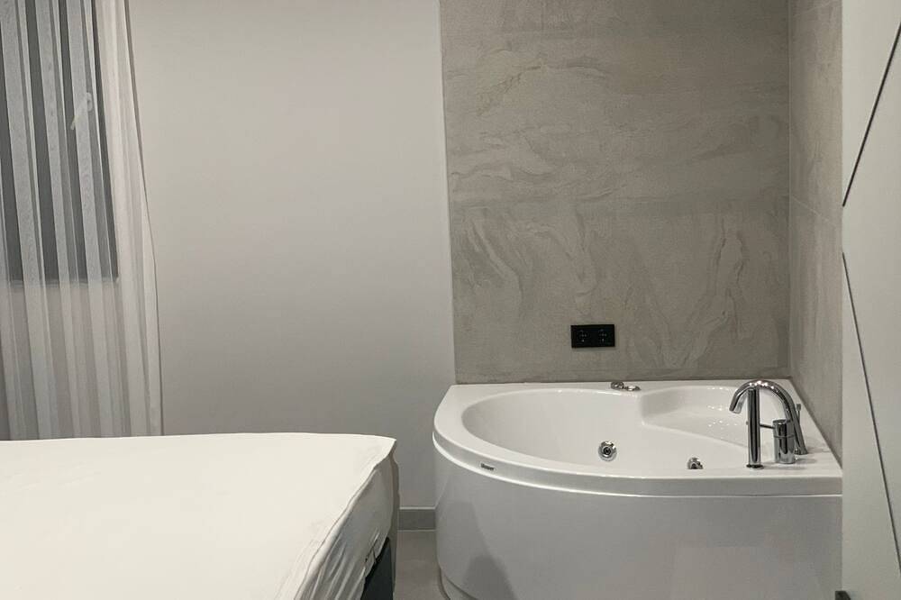 Stylish Villa with Private Pool, Garden & Jacuzzi – Near Beach in Kemer, Provincia de Antalya