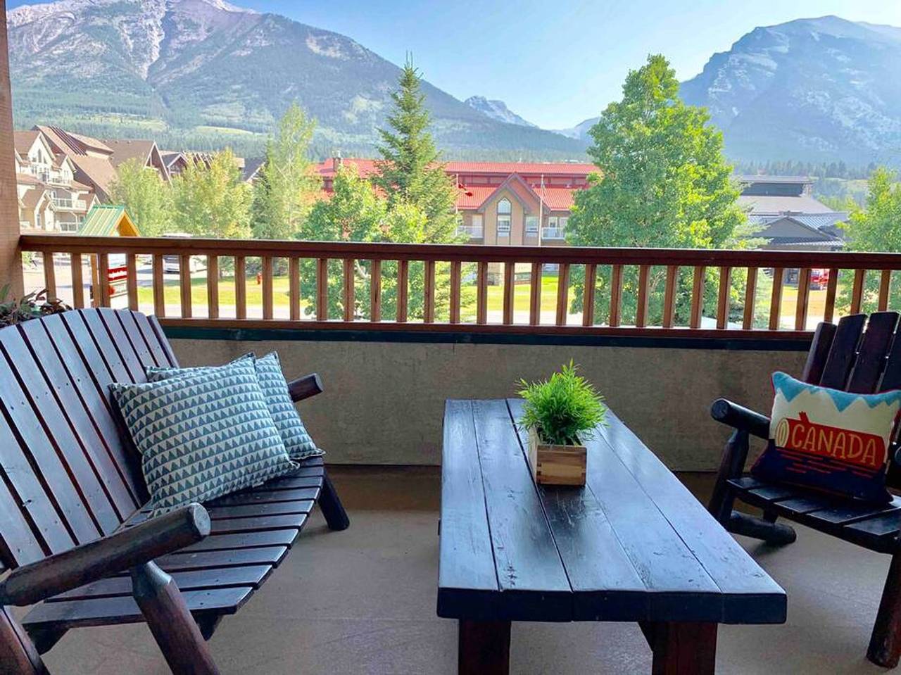 Entire apartment, Mountain Modern Hideaway in Canmore, Banff National Park