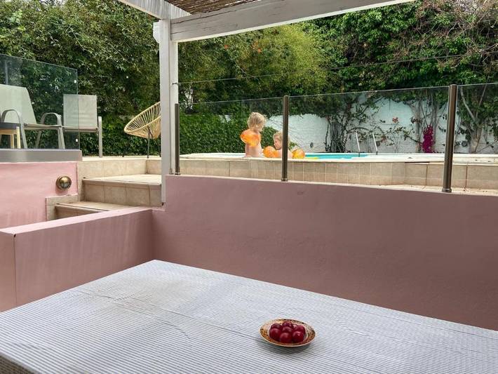 Location de vacances pour 9 personnes, avec jacuzzi ainsi que jardin et piscine, adapté aux familles dans Saronida - 2