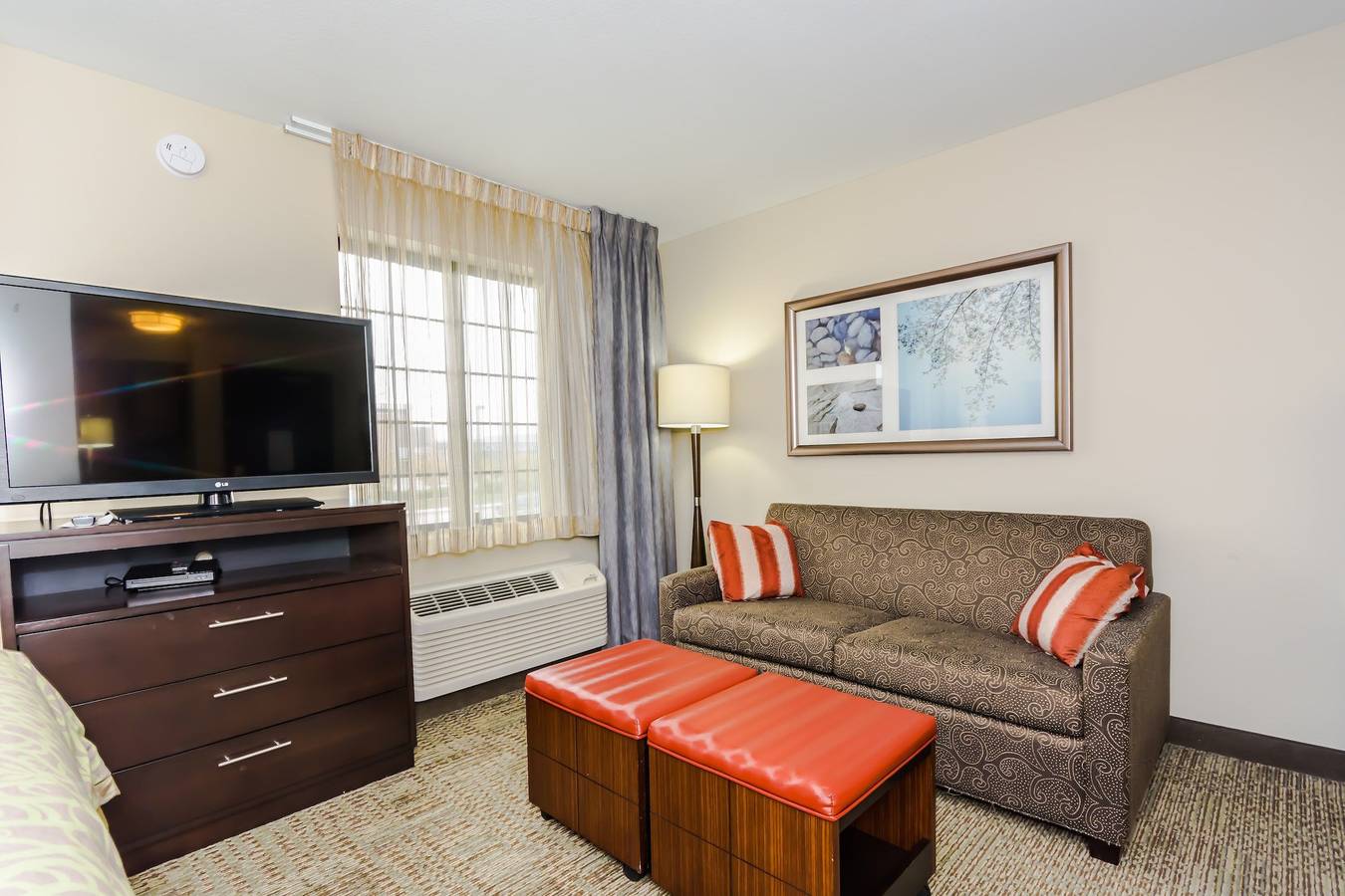 Ganzes Studio, Staybridge Suites Grand Forks in Grand Forks, Grand Forks County