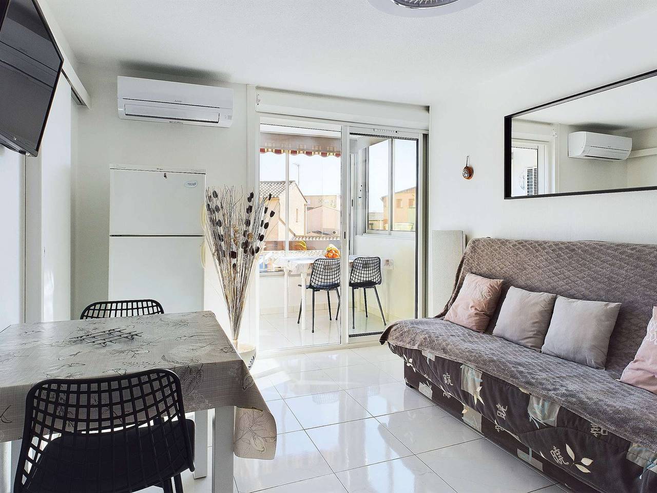 Entire apartment, Air-conditioned 2-room + cabin apartment with parking in the heart of Marseillan-Plage in Marseillan, Mediterranean Coast (France)