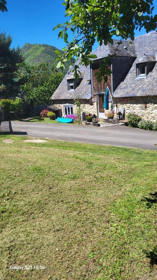 Location de vacances pour 9 personnes, avec vue et jardin à Sireix