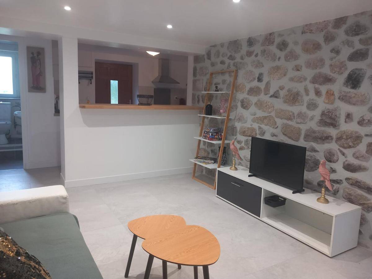 Appartement entier, One-Bedroom Apartment in Pont-de-Labeaume, Parc naturel régional des Monts d'Ardèche