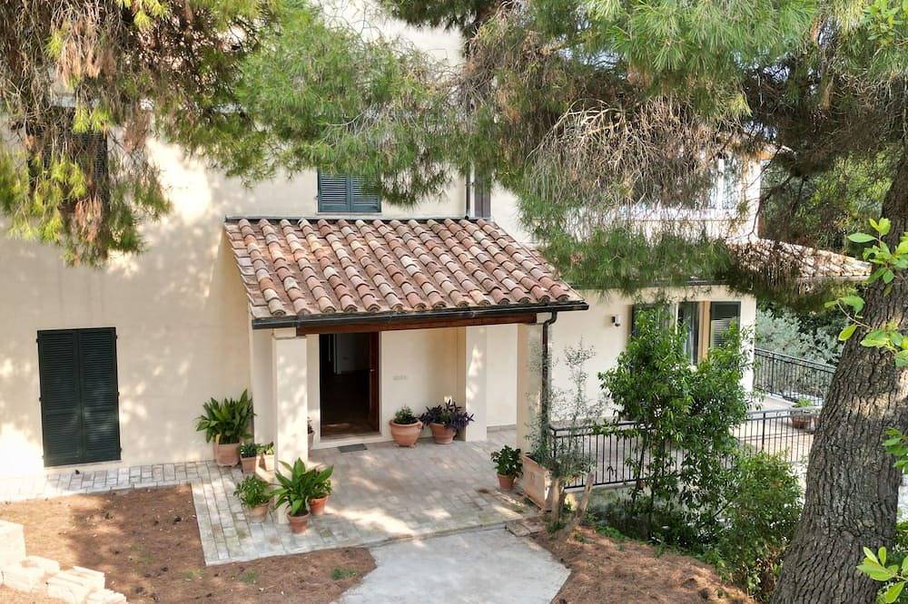 Ferienvilla casaregina bb mit Panoramablick auf den Hügel in Foligno, Provincia de Perugia