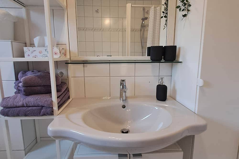 Entire apartment, Apartment with large balcony, approx. 2 km west of the lake shore in a quiet location in Windach, Ammersee