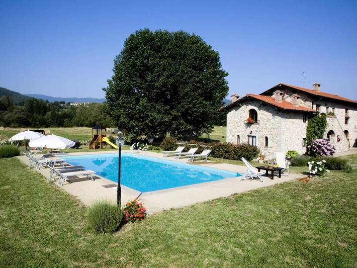 Ferienhaus für 9 Personen, mit Garten und Pool in Poppi