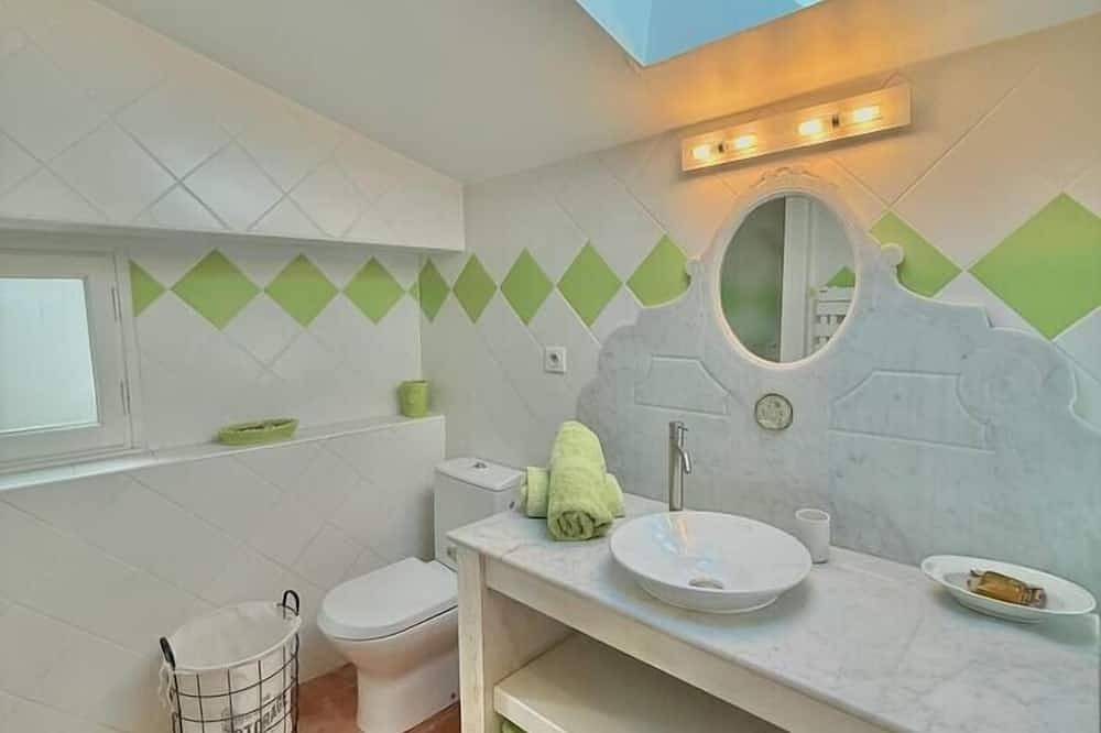 Entire apartment, Le Sainte-Victoire : Studio with beautiful terrace in the to in Aix-en-Provence, Aix-en-Provence region