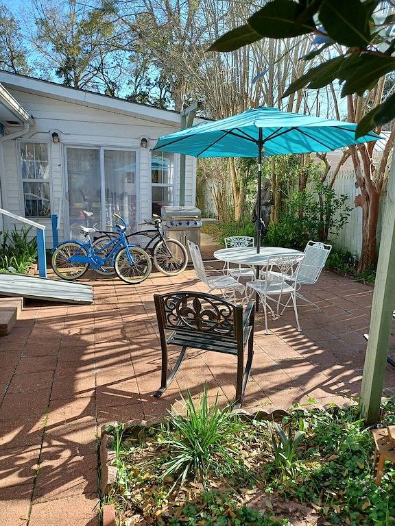 Beach & Downtown 5 Blocks, Courtyard With Grill, Full House Generator, 4 Bikes in Ocean Springs, Mississippi Gulf Coast