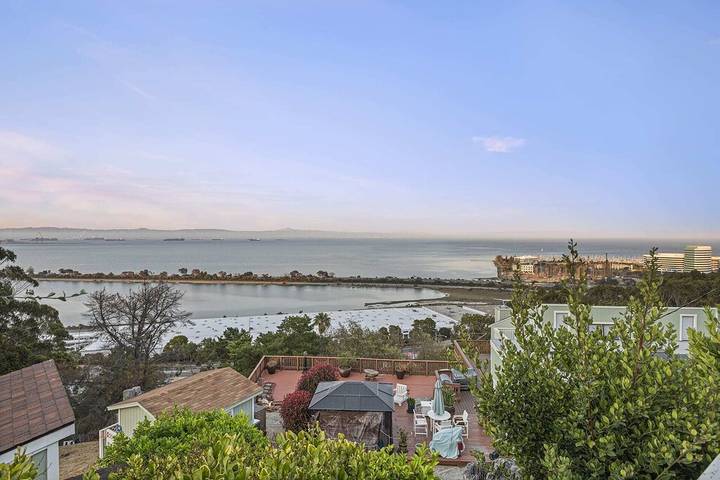 Vacation rental for 8 people, with yard and hot tub as well as balcony in San Mateo County