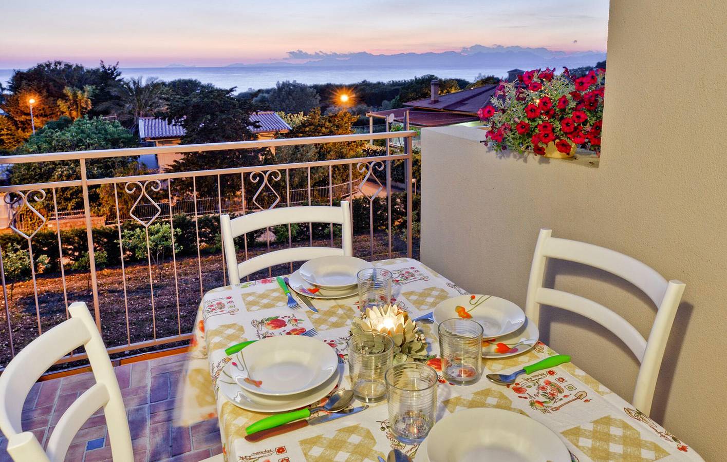 Ganze Ferienwohnung, Apartment mit Meerblick und Parkplatz, 2 km zum Strand in Cilento