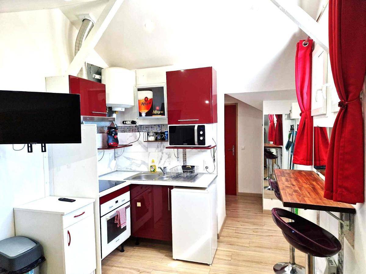 Appartement entier, 08 - Joli studio avec clim et tout équipé pour 2 personnes, lit double, parking privatif gratuit, grand fourgon possible, tout le linge de maison est fourni in Razac-sur-l'Isle, Périgord Blanc