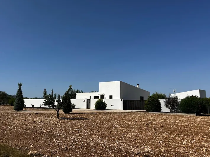 Villa for 8 people, with view and garden as well as terrace and pool - 1