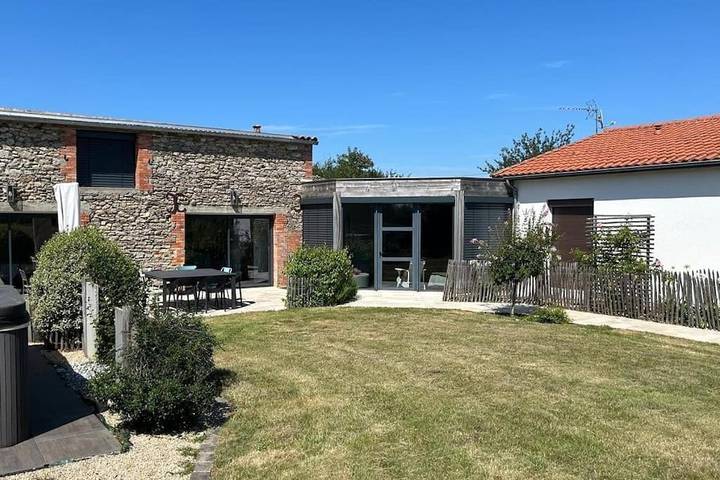 Gîte pour 10 personnes, avec jardin et jacuzzi à Faveraye-Mâchelles