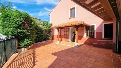 Gîte pour 10 personnes, avec terrasse ainsi que jardin et vue dans Porrúa