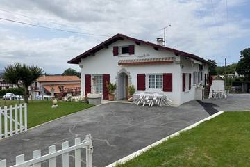 Gîte pour 3 personnes, avec jardin à Halsou