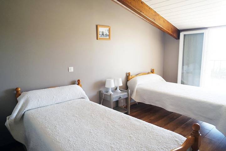 Gîte pour 5 personnes, avec terrasse ainsi que jardin et piscine à Arles - 3