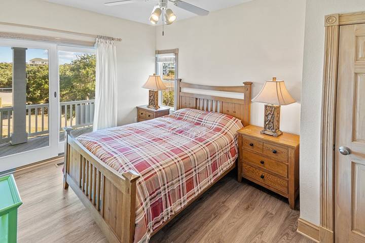 Vacation rental for 18 people, with hot tub and pool as well as yard, with pets in Hatteras Island