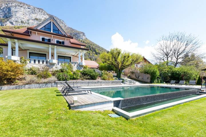 Villa pour 10 personnes, avec Balcon et Terrasse ainsi que Jardin et Piscine à Veyrier-du-Lac