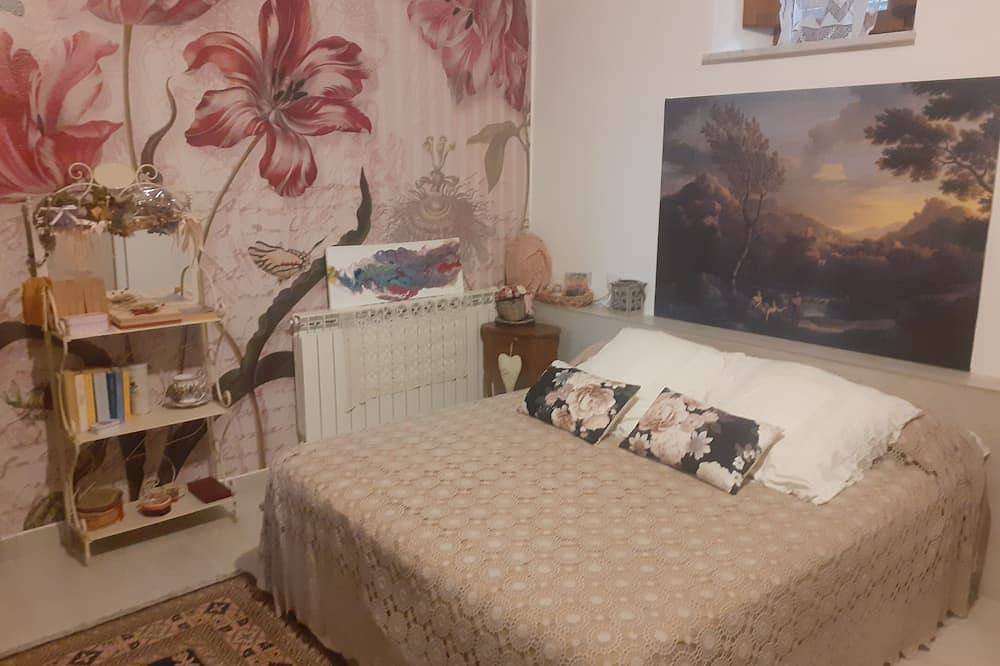 Typisch toskanisches Bauernhaus aus Stein in Monsummano Terme, Pistoia Provinz