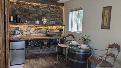 Log Cabin for 2 Guests in Spirit Lake, Idaho, Picture 4