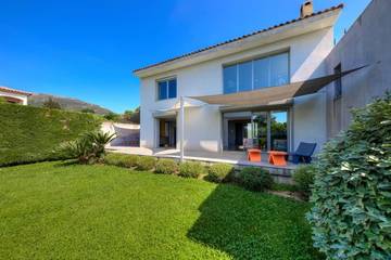 Gîte pour 8 personnes, avec terrasse et jardin à Carros