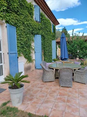 Maison d’hôte pour 2 personnes, avec vue et piscine ainsi que jardin et terrasse à Bagnols-en-Forêt