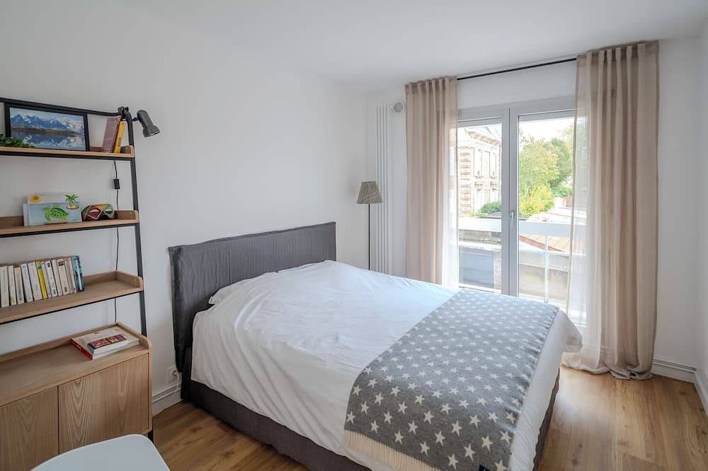 Entire apartment, Apartment Le Chesnay - Versailles Bright, unoverlooked, 10 minutes from the chateau. in Le Chesnay, Yvelines