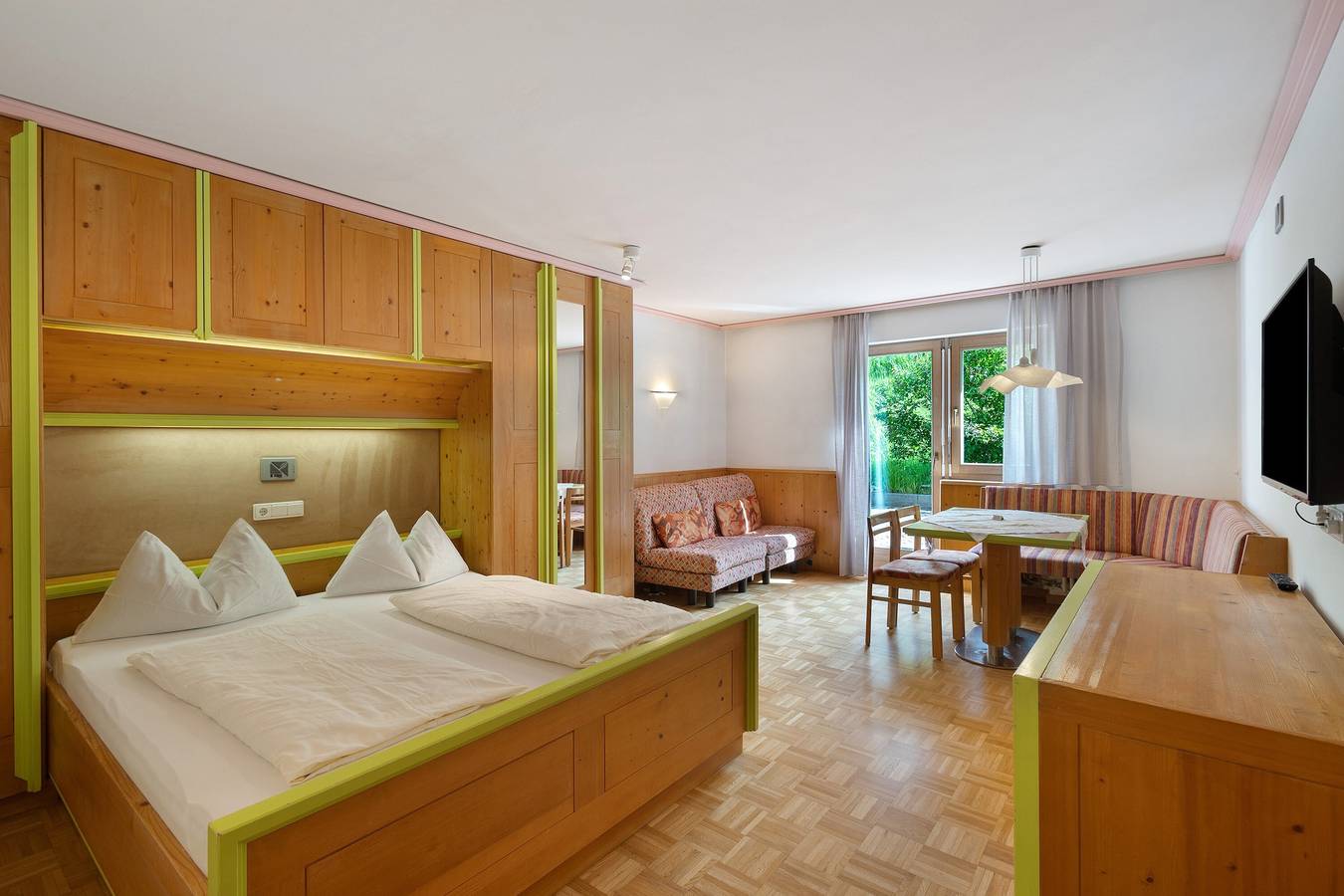 Ganze Wohnung, Apartment '8 Residence Ciasa Ulli Typ B' mit Bergblick, Gemeinschaftsterrasse & Wlan in San Cassiano, Abtei