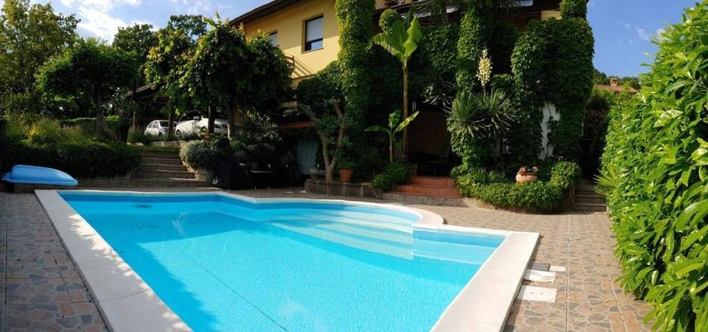 B&b per 3 persone, con Balcone e Terrazza nonché Giardino e Piscina a Nova Gorica