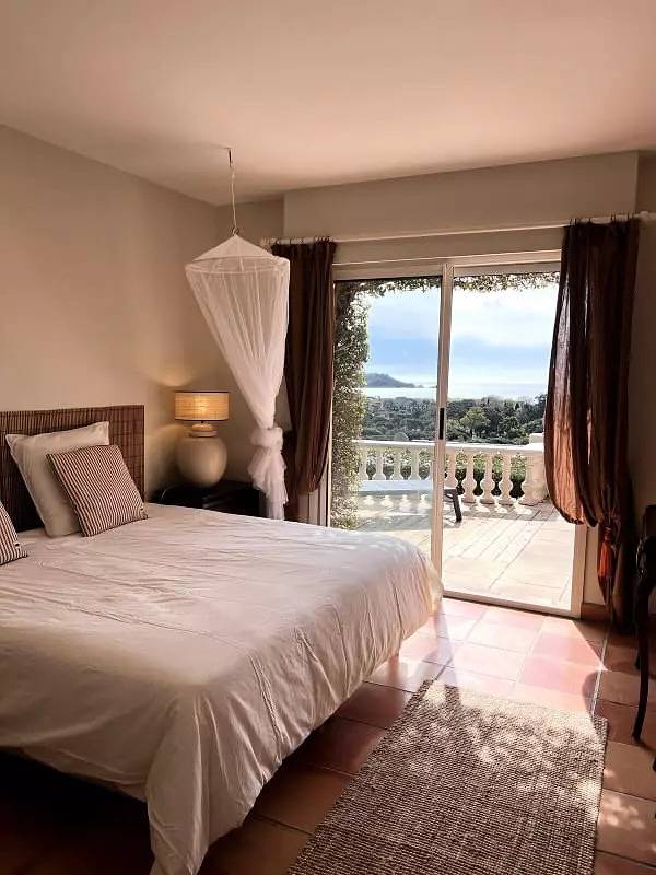 Location de vacances pour 6 personnes, avec jardin ainsi que vue et piscine dans Cavalière - 2