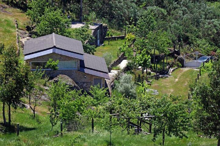 Gîte pour 2 personnes, avec vue ainsi que jardin et piscine dans Castro Daire - 2