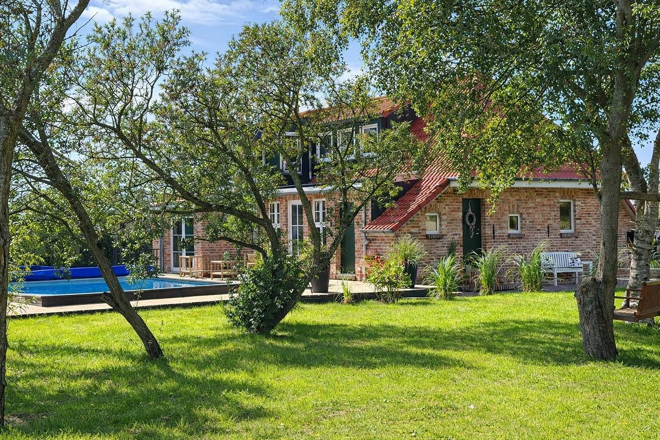 Ferienhaus 'Huus Ant Diek' mit privatem Pool, Terrasse, Wlan und großem Garten in Ostermarsch, Nordseeküste